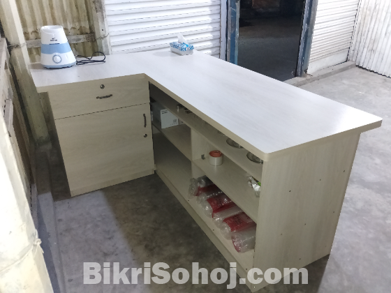 Cash counter table
